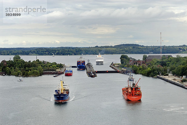 Schiffsverkehr auf dem Nord-Ostsee-Kanal  hinten die Schleuse Holtenau  Kiel  Schleswig-Holstein  Deutschland  Europa