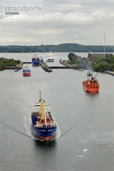 Schiffsverkehr auf dem Nord-Ostsee-Kanal  hinten die Schleuse Holtenau  Kiel  Schleswig-Holstein  Deutschland  Europa