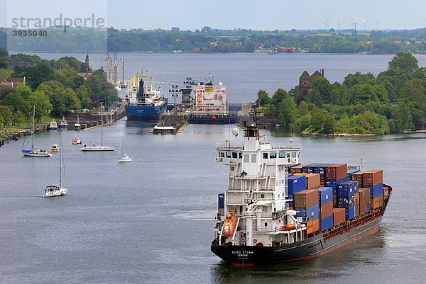 Schiffsverkehr an der Schleuse Holtenau  Nord-Ostsee-Kanal  Kiel  Schleswig-Holstein  Deutschland  Europa