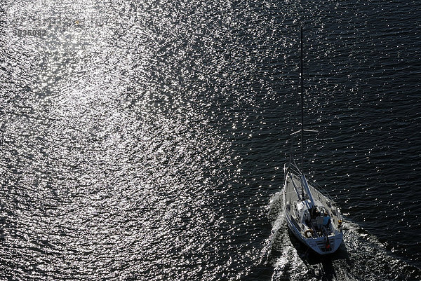 Segelboot fährt der Sonne entgegen  Luftaufnahme  Nord-Ostsee-Kanal  Kiel  Schleswig-Holstein  Deutschland  Europa