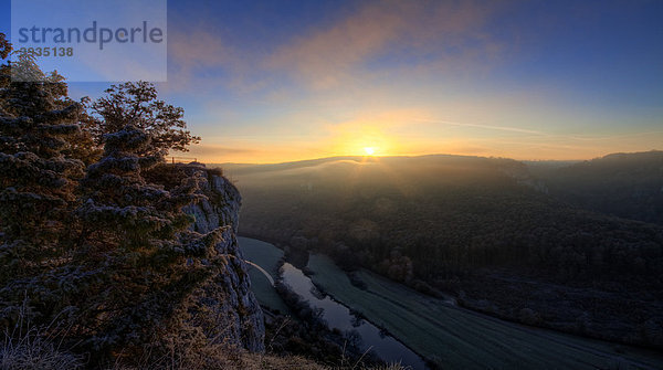 Sonnenaufgangsstimmung im oberen Donautal  Landkreis Sigmaringen  Baden-Württemberg  Deutschland  Europa