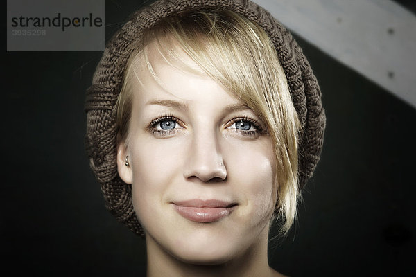 Portrait einer jungen Frau mit Strickmütze  direkter Blick  cool  Jugendliche