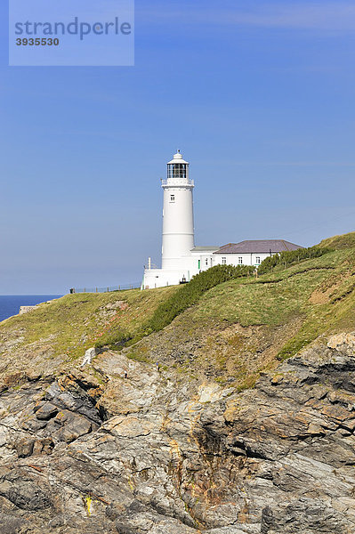 Leuchtturm an der Küste von Trevose Head an der Nordküste von Cornwall  England  Großbritannien  Europa