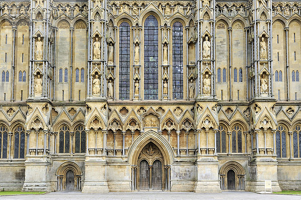Die um 1260 vollendete Westfassade der Kathedrale St. Andrew's von Wells  Grafschaft Somerset  England  Großbritannien  Europa