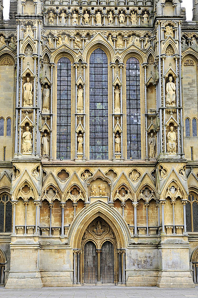 Die um 1260 vollendete Westfassade der Kathedrale St. Andrew's von Wells  Grafschaft Somerset  England  Großbritannien  Europa