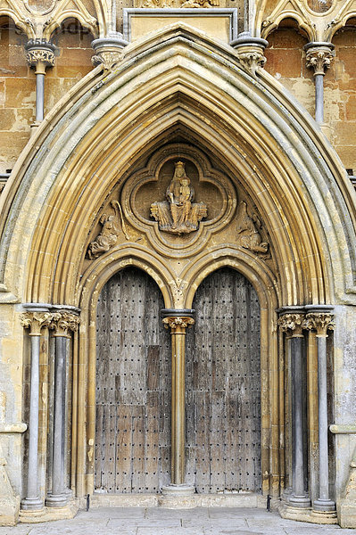 Das Hauptportal der Kathedrale St. Andrew's von Wells  Grafschaft Somerset  England  Großbritannien  Europa