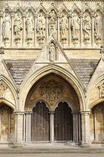 Portal mit Heiligenfiguren an der St. Mary's Kathedrale in Salisbury  Grafschaft Wiltshire  England  Großbritannien  Europa