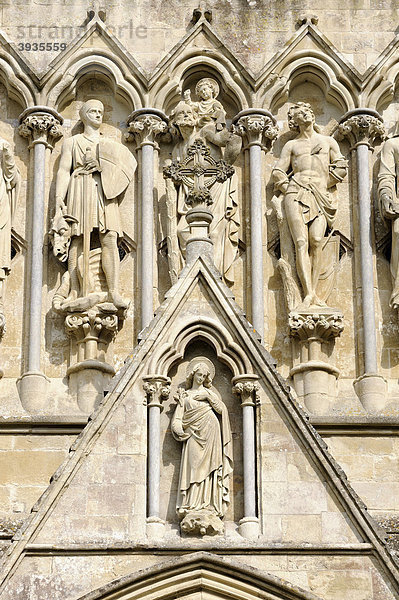 Heiligenfiguren an der Fassade der St. Mary's Kathedrale in Salisbury  Grafschaft Wiltshire  England  Großbritannien  Europa