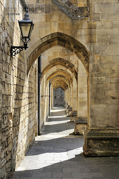 Torbögen am Seitengang der Winchester Kathedrale  Grafschaft Hampshire  England  Großbritannien  Europa