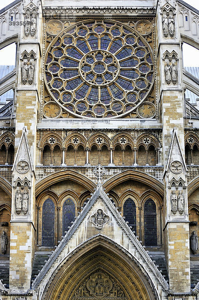 Westminster Abbey  Detailansicht des nördlichen Querschiffs mit Rundfenster und Portalbogen  London  England  Großbritannien  Europa