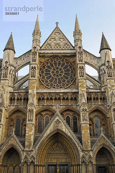 Westminster Abbey  das nördliche Querschiff mit Portalbögen  Rundfenster und Stütztürme  London  England  Großbritannien  Europa