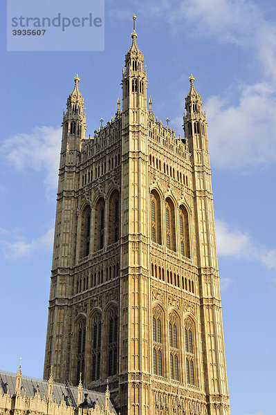 Der knapp 100 m hohe Victoria Tower am Südwestteil des Westminster Palasts  London  England  Großbritannien  Europa