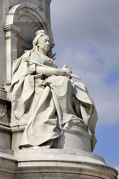 Steinfigur der Königin Victoria auf dem Victoria Memorial am Buckingham Palast  London  England  Großbritannien  Europa
