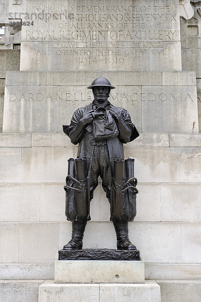Bronzefigur eines britischen Soldaten am Royal Artillery Memorial  London  England  Großbritannien  Europa