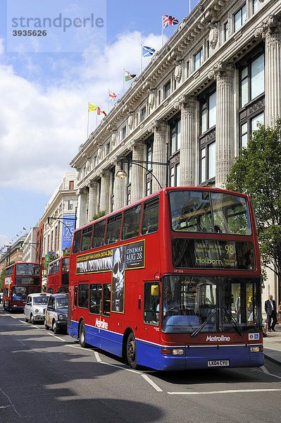 Moderner Doppeldeckerbus in der Einkaufsstraße Oxford Street  London  England  Großbritannien  Europa