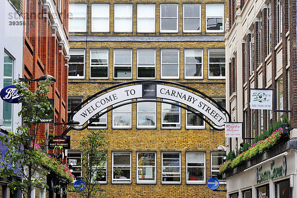 Straßenschild über der Einkaufsstraße und Fußgängerzone Carnaby Street im Londoner Stadtteil Soho  London  England  Großbritannien  Europa
