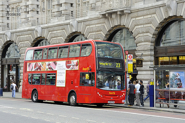Moderner Doppeldeckerbus in London City  England  Großbritannien  Europa