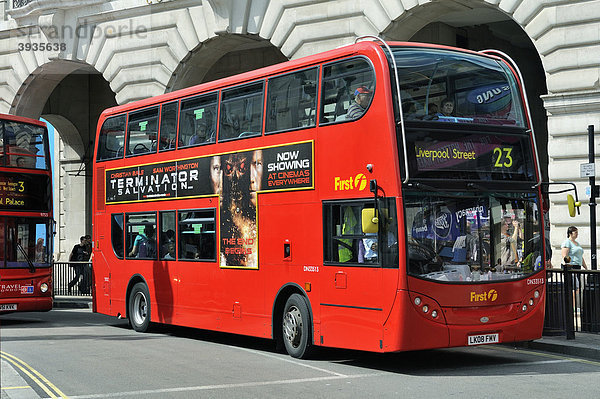 Moderner Doppeldeckerbus in London City  England  Großbritannien  Europa