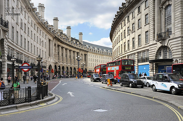 Blick vom Piccadilly Circus in die geschwungene Regent Street  London  England  Großbritannien  Europa