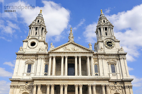 Die Westseite mit den Doppeltürmen der St. Paul's Kathedrale  London  England  Großbritannien  Europa