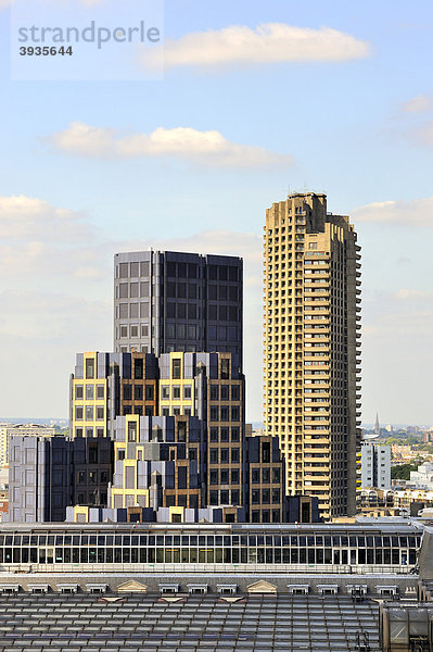 Moderne Bürogebäude in der Innenstadt von London  England  Großbritannien  Europa