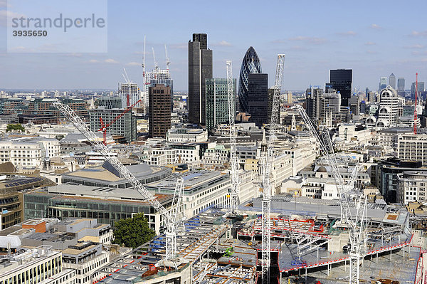 Blick über die Stadt London mit Rohbau eines Bürogebäudes  England  Großbritannien  Europa