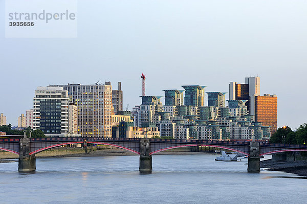 Blick über die Themse zur Lambeth Bridge  dahinter moderne Bürogebäude im Abendlicht  London  England  Großbritannien  Europa