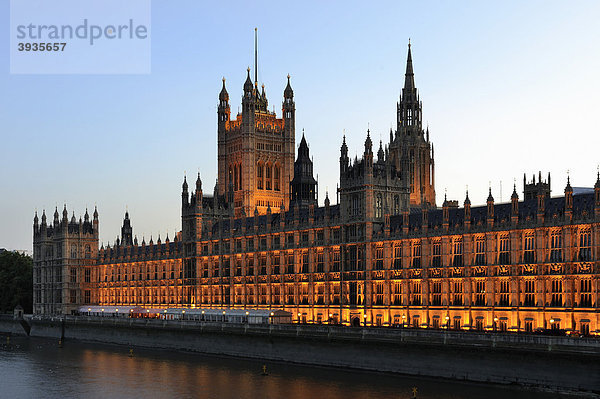 Der Westminster Palast oder Houses of Parliament in der Abenddämmerung  London  England  Großbritannien  Europa