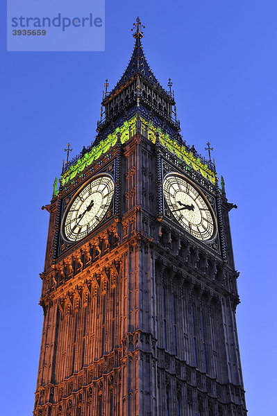 Detailansicht des Uhrenturmes Big Ben des Westminster Palastes bei Nacht  London  England  Großbritannien  Europa