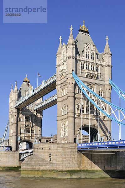 Blick vom Südufer der Themse auf die neo-gotische Klappbrücke Tower Bridge  London  England  Großbritannien  Europa