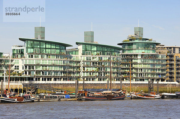 Das Ufer der Themse mit modernen Wohnhäusern  London  England  Großbritannien  Europa