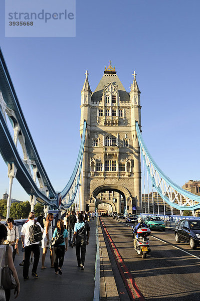 Straßenszene auf der Tower Bridge  London  England  Großbritannien  Europa