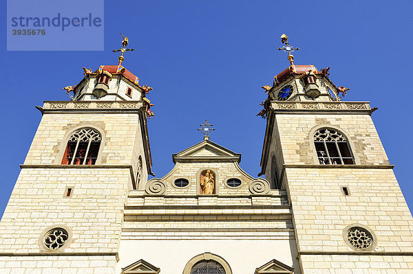 Die Doppeltürme der Klosterkirche in Rheinau  Kanton Zürich  Schweiz  Europa