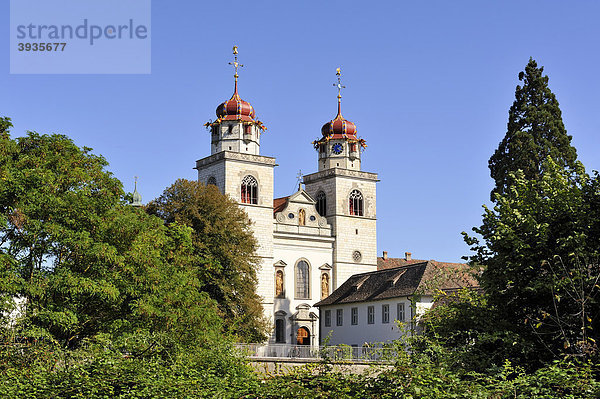 Die Doppeltürme der Klosterkirche in Rheinau  Kanton Zürich  Schweiz  Europa