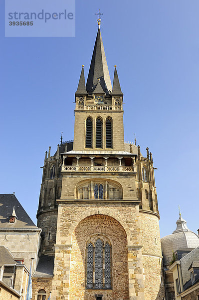 Hauptportal und Glockenturm vom Dom zu Aachen  Nordrhein-Westfalen  Deutschland  Europa