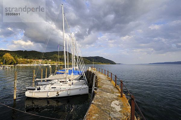 Yachthafen mit alter Hafenmole in Bodman-Ludwigshafen  Landkreis Konstanz  Baden-Württemberg  Deutschland  Europa