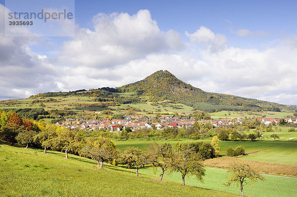 Blick in die herbstliche Hegaulandschaft zum Hegauvulkan Hohenhewen  Landkreis Konstanz  Baden-Württemberg  Deutschland  Europa