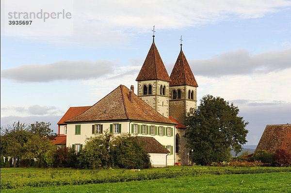 Die romanische Säulenbasilika St. Peter und Paul in Niederzell auf der Insel Reichenau  Landkreis Konstanz  Baden-Württemberg  Deutschland  Europa