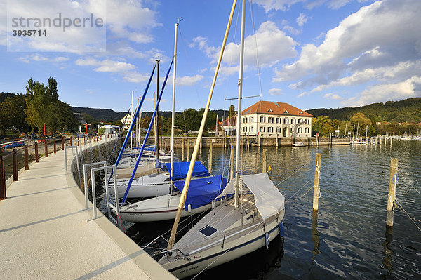 Yachthafen  Hafenmole und altes Zollhaus in Bodman-Ludwigshafen  Landkreis Konstanz  Baden-Württemberg  Deutschland  Europa