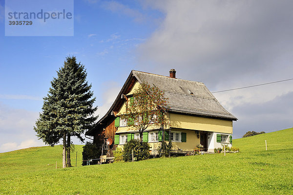 Traditionell gebautes Wohnhaus auf einer Bergweide in der Region Toggenburg  Kanton St. Gallen  Schweiz  Europa