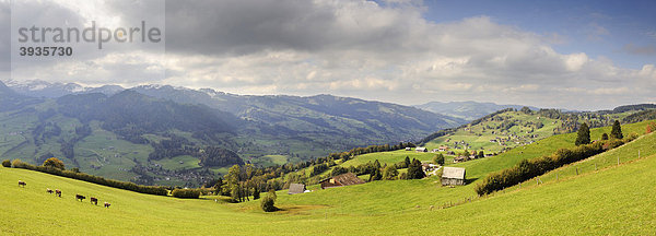 Panoramablick von einer Bergweide in das Thurtal und die Region Toggenburg bei Wattwil  Kanton St. Gallen  Schweiz  Europa