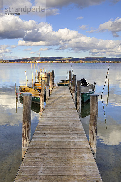 Fischersteg mit Fischerbooten am Ufer von Iznang mit Blick nach Radolfzell  Landkreis Konstanz  Baden-Württemberg  Deutschland  Europa