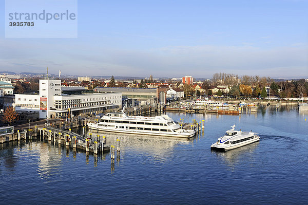 Blick auf das Graf Zeppelin Museum und das Hafenbecken der Bodensee Schifffahrtsbetriebe in Friedrichshafen  Bodenseekreis  Baden-Württemberg  Deutschland  Europa