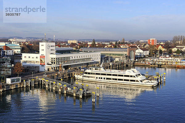 Blick auf das Graf Zeppelin Museum und das Hafenbecken der Bodensee Schifffahrtsbetriebe in Friedrichshafen  Bodenseekreis  Baden-Württemberg  Deutschland  Europa