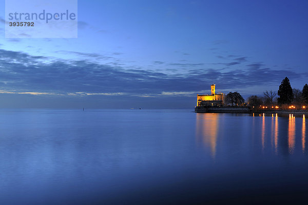 Blick auf das Schloss Montfort am Ufer der Bodenseegemeinde Langenargen  Bodenseekreis  Baden-Württemberg  Deutschland  Europa