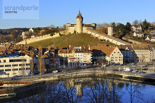 Blick auf die Altstadt von Schaffhausen mit der Festungsanlage Munot  Kanton Schaffhausen  Schweiz  Europa