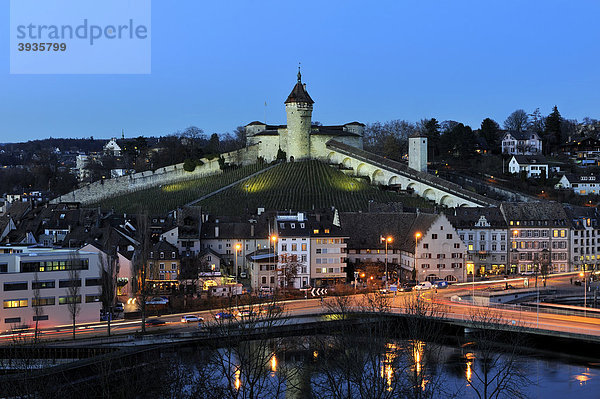 Blick auf die Altstadt von Schaffhausen mit der Festungsanlage Munot  Kanton Schaffhausen  Schweiz  Europa