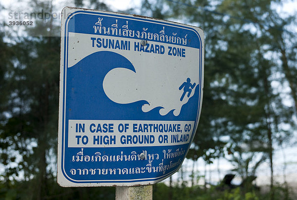 Tsunami Warnschild am Strand mit Hinweis auf Fluchtweg  Khao Lak  Phuket  Thailand  Asien
