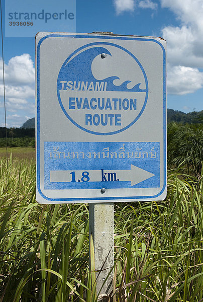 Tsunami Warnschild am Strand mit Hinweis auf Fluchtweg  Khao Lak  Phuket  Thailand  Asien