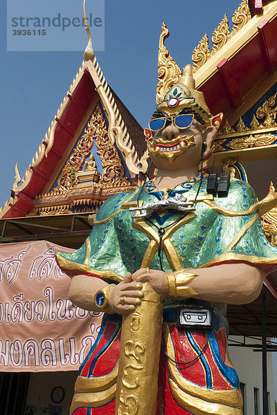 Ein Dämon mit Sonnenbrille  Rolex Uhr und Fotoapparat vor Wat Bang Yai  Nonthaburi  Ban Nak Kiao  Bangkok  Thailand  Asien